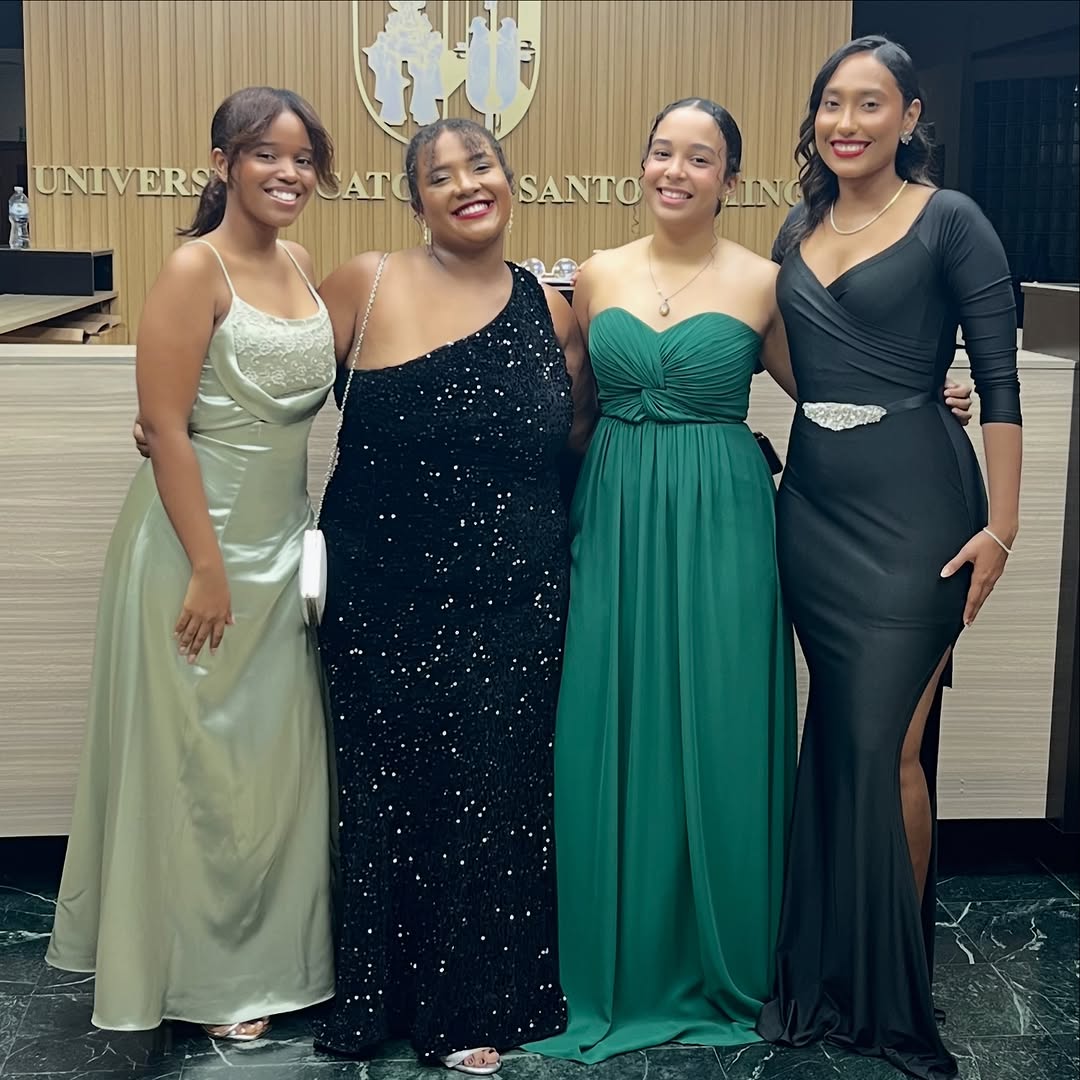Cuatro clientas de Eversize Rental vestidas de gala para una graduación