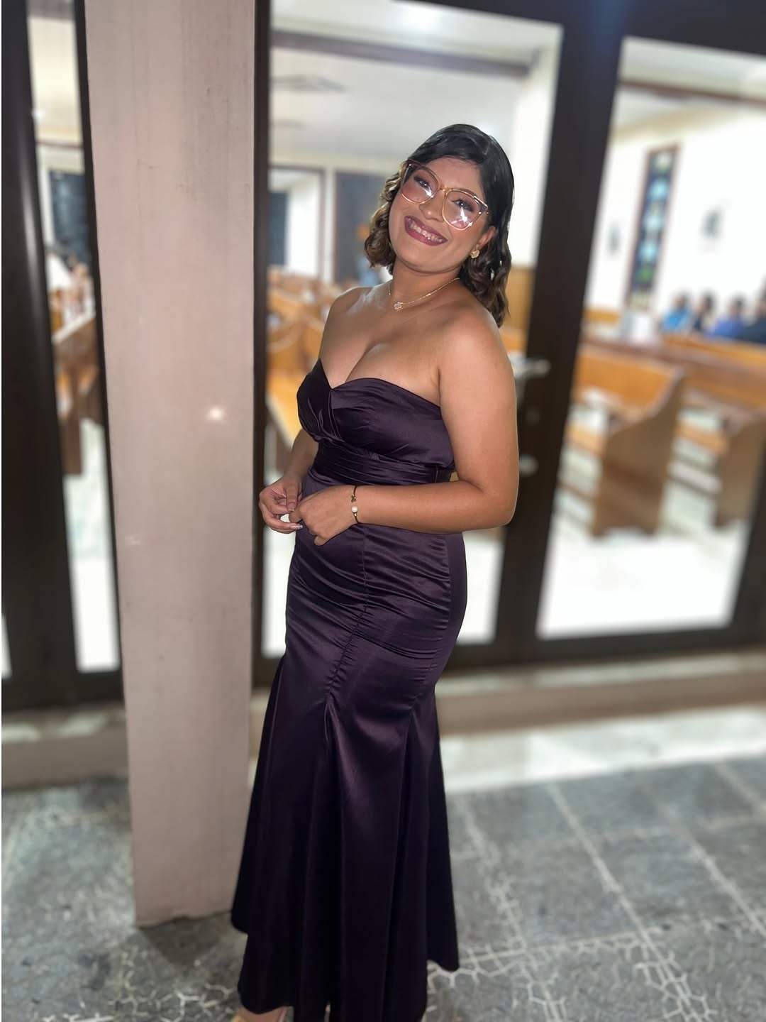 Vestido vino corte sirena en satén, escote palabra de honor
